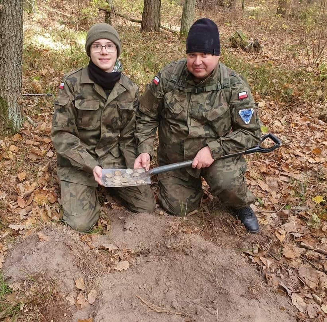 W lesie znaleźli dawne monety. Numizmatyczne skarby są warte dziś ok. pół miliona złotych