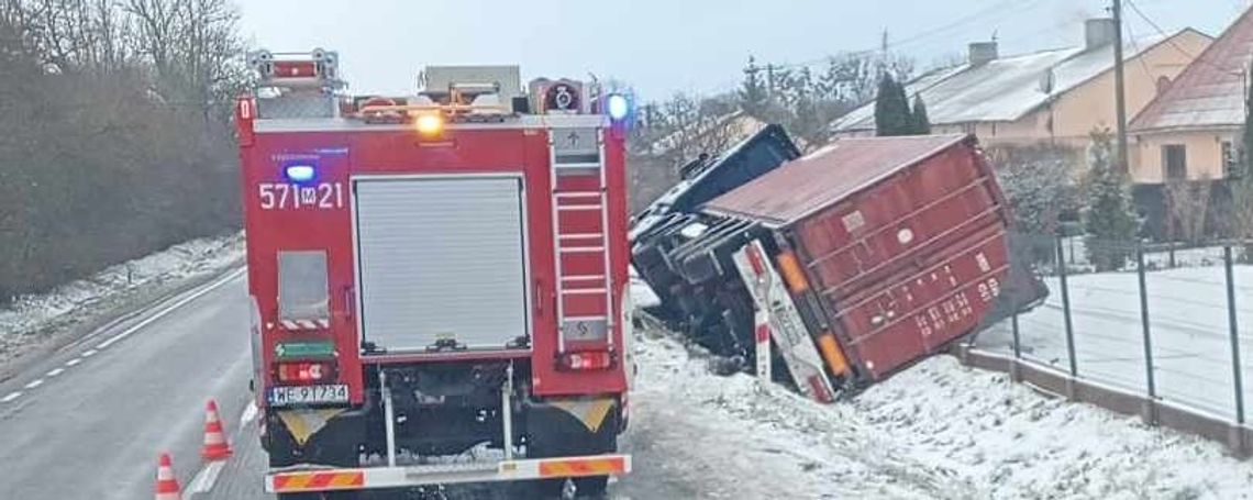 W Nacpolsku samochód ciężarowy wpadł do rowu