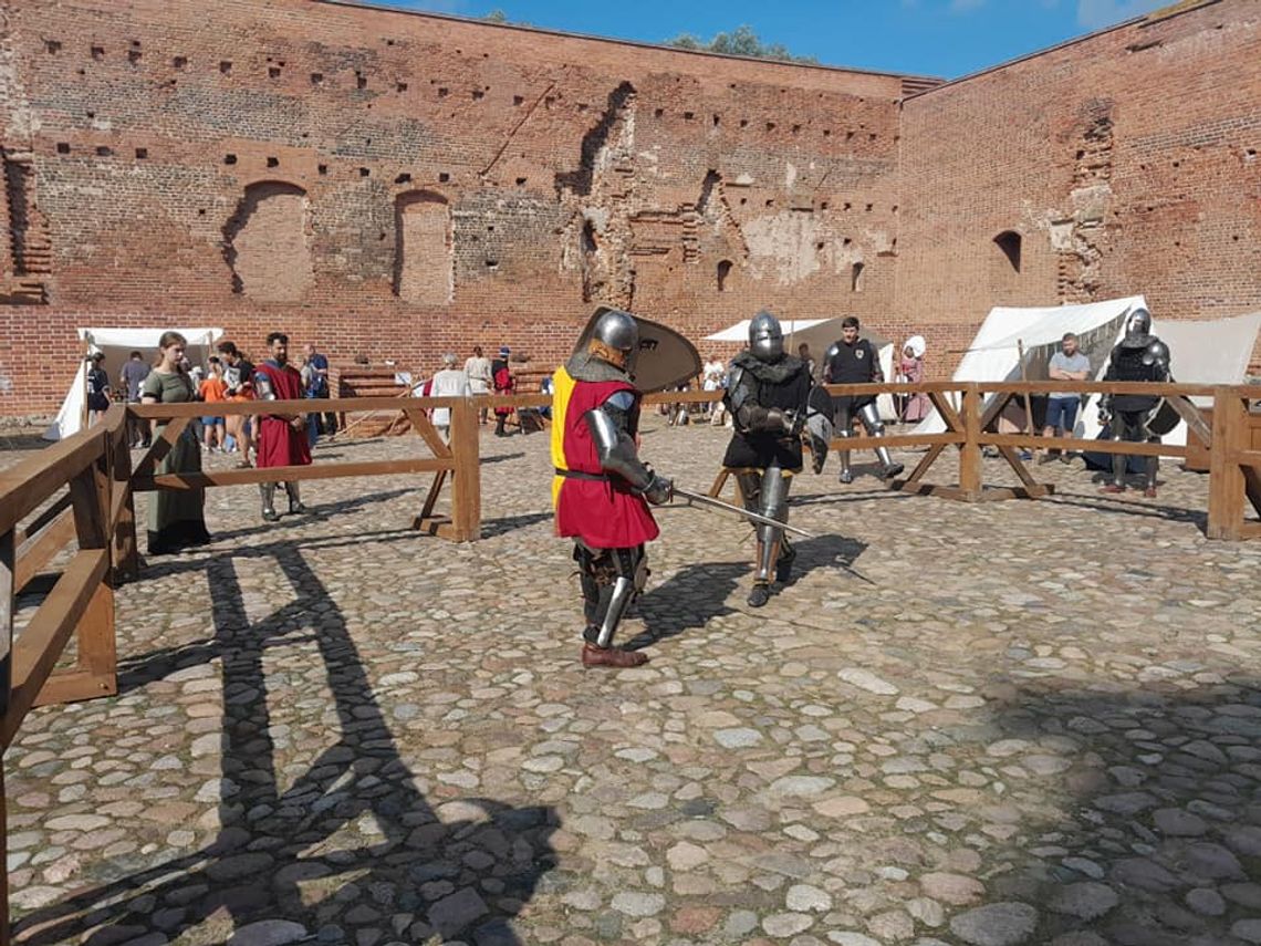 Walki rycerskie, kramy, rzemieślnicy i pokazy czyli powrót do średniowiecza