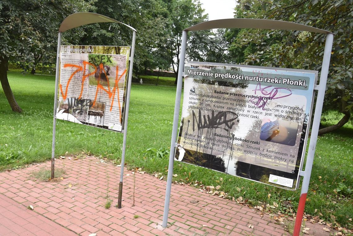 Wandale nie oszczędzili płońskiego parku Wandale nie oszczędzili płońskiego parku