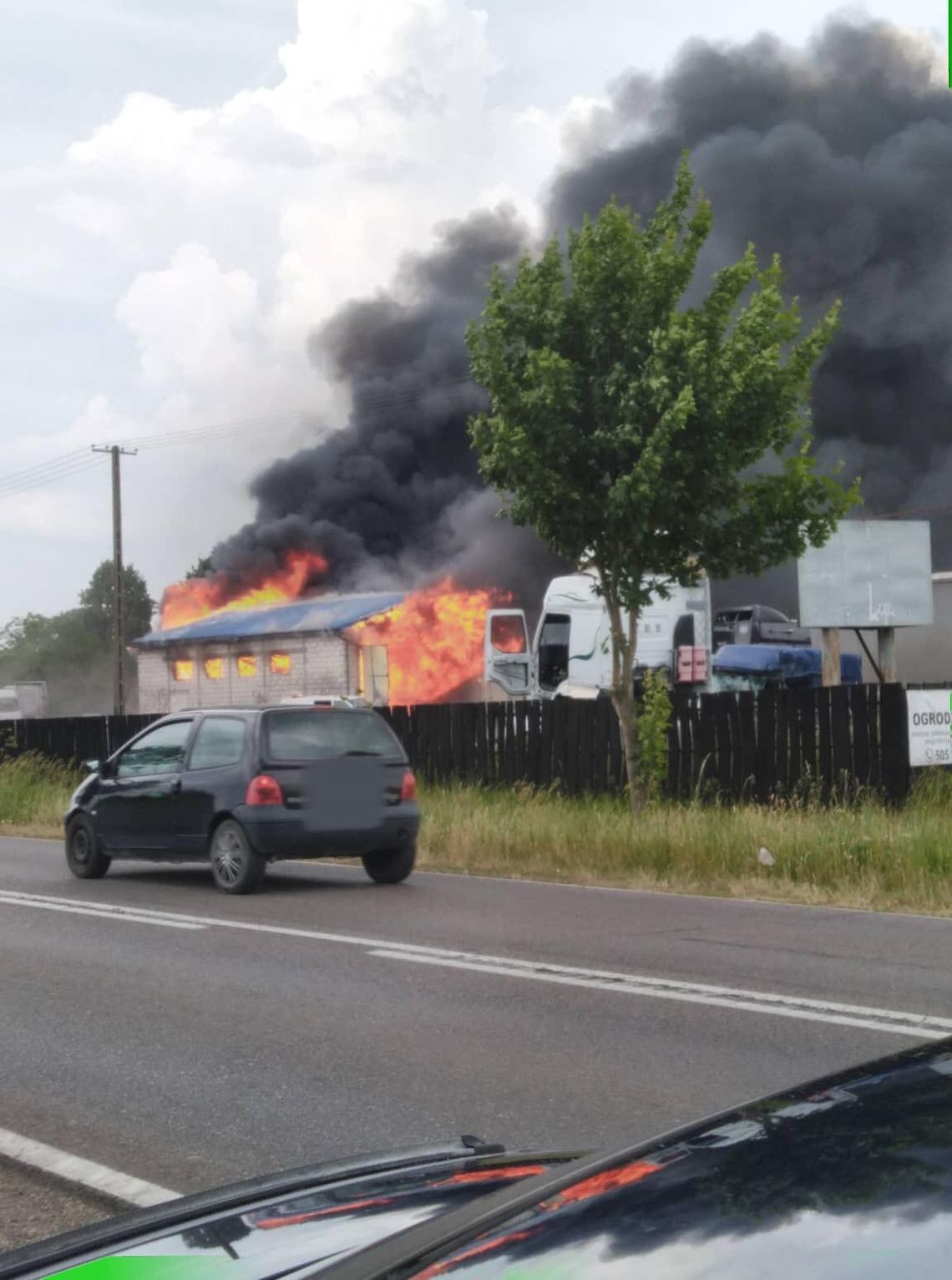 Warsztat w Skarżynie stanął w płomieniach. Na miejscu pracuje 6 zastępów strażaków