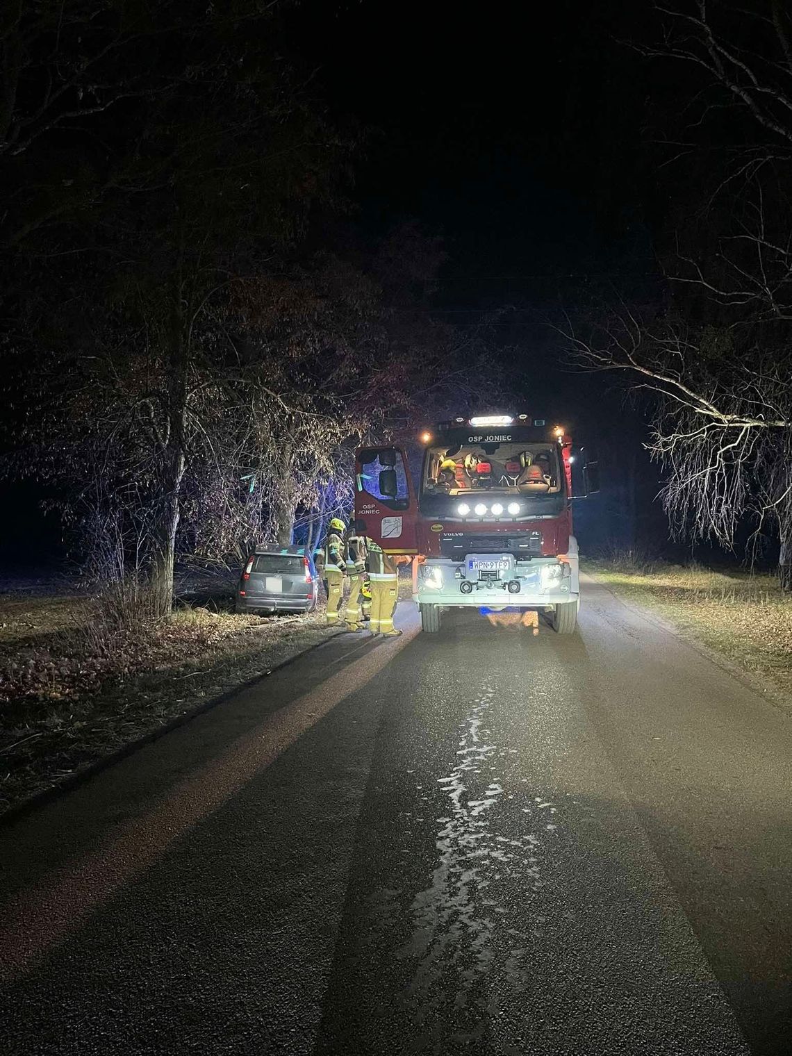 Wieczorne zdarzenie drogowe w miejscowości Józefowo