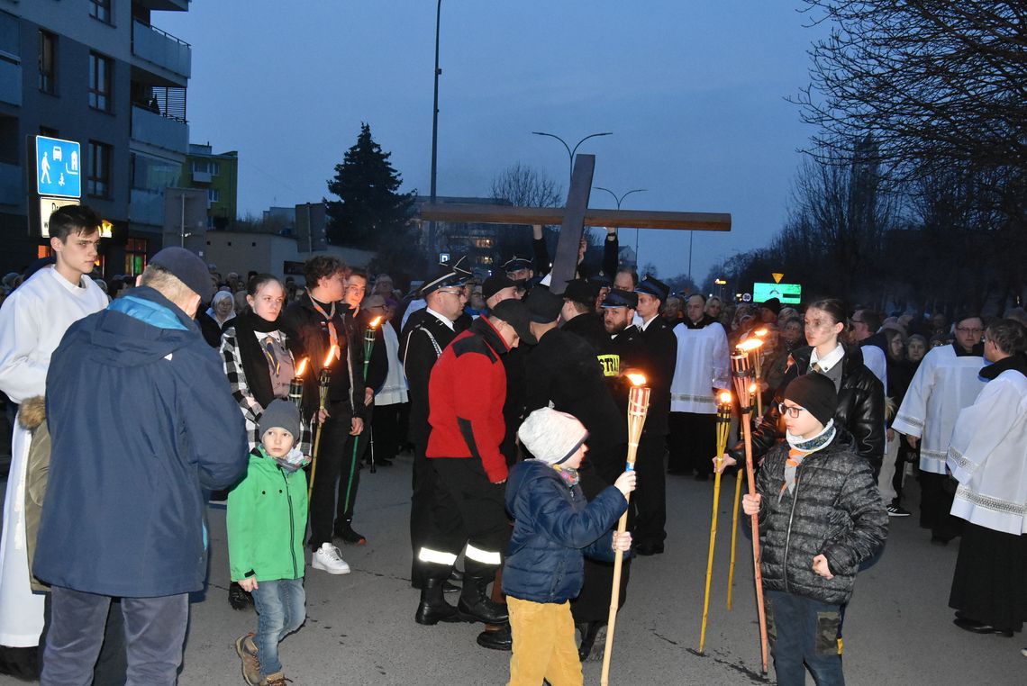 Wierni w nabożeństwie drogi krzyżowej przeszli ulicami Płońska