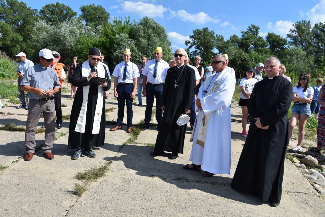 Wisła, łodzie i wspólna modlitwa do Boga