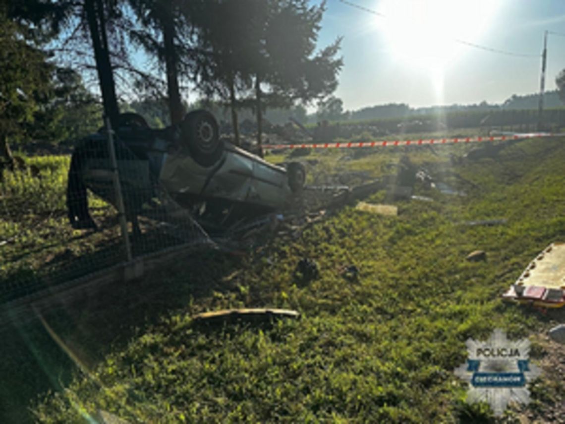 Wjechał w ogrodzenie, auto dachowało. Za kierownicą pijany 19-latek, w samochodzie pasażerowie