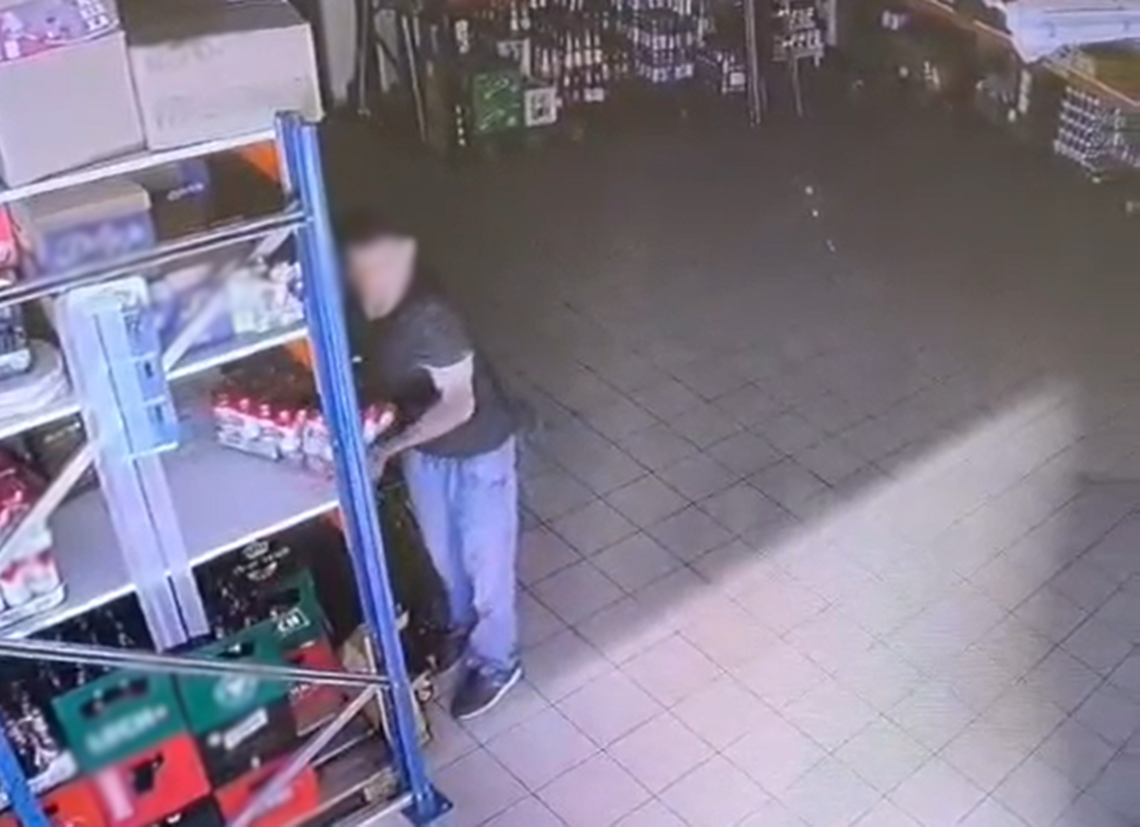 Włamał się do sklepu i ukradł zgrzewkę piwa. Dzielnicowi rozpoznali go na nagraniu Włamał się do sklepu i ukradł zgrzewkę piwa. Dzielnicowi rozpoznali go na nagraniu