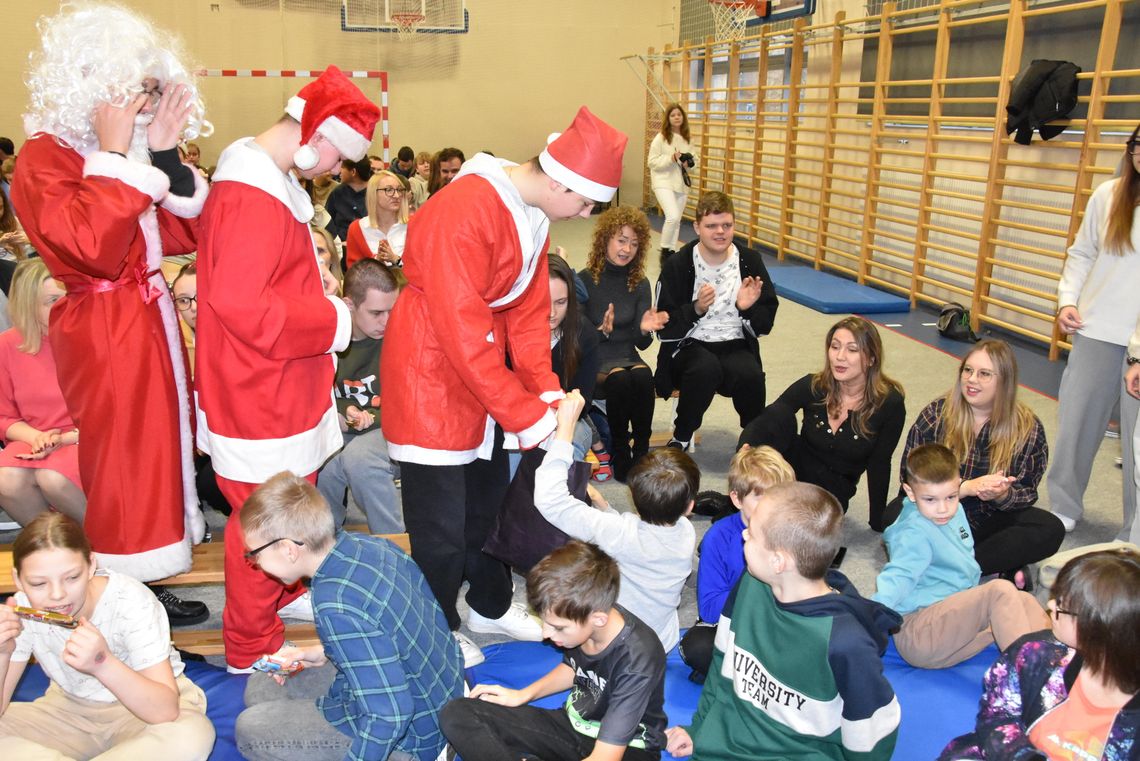 Wspólna mikołajkowa integracja uczniów dwóch płońskich szkół