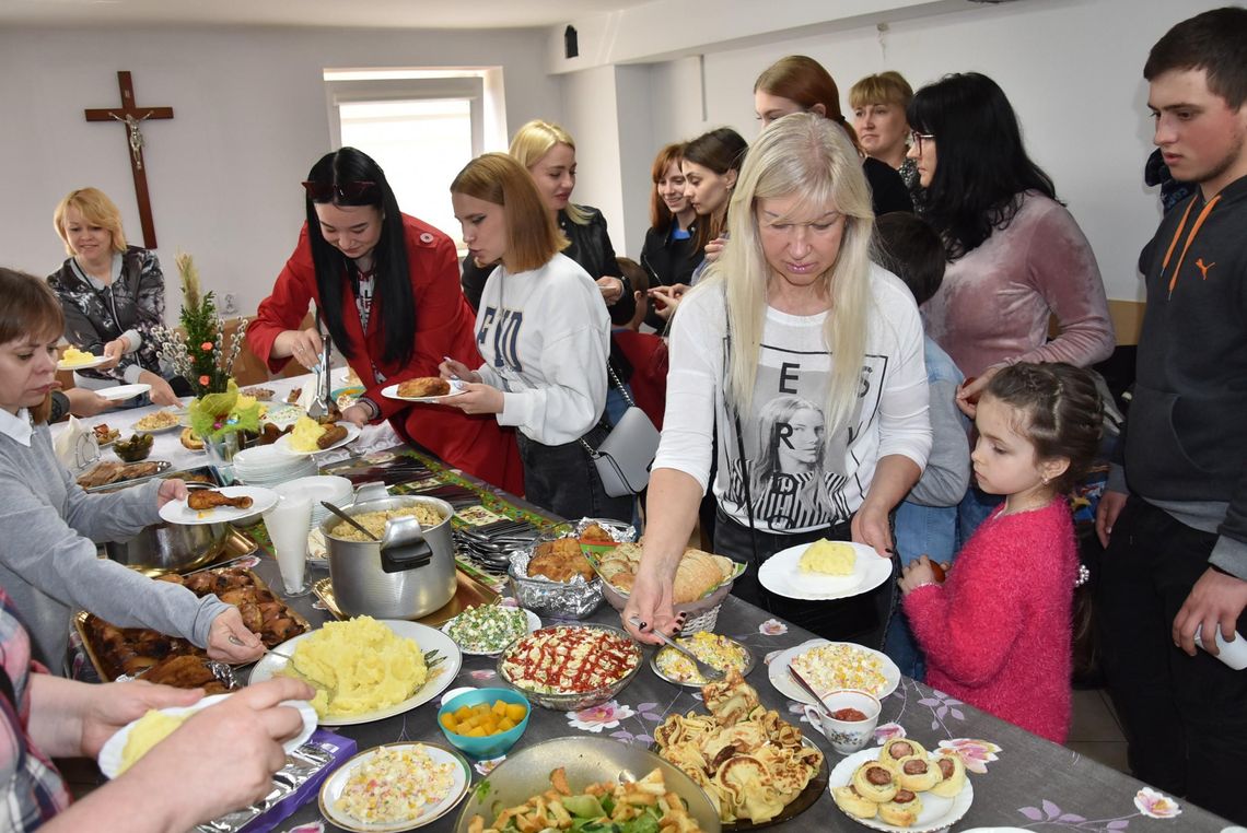 Wspólne spotkanie przy świątecznym stole Wspólne spotkanie przy świątecznym stole