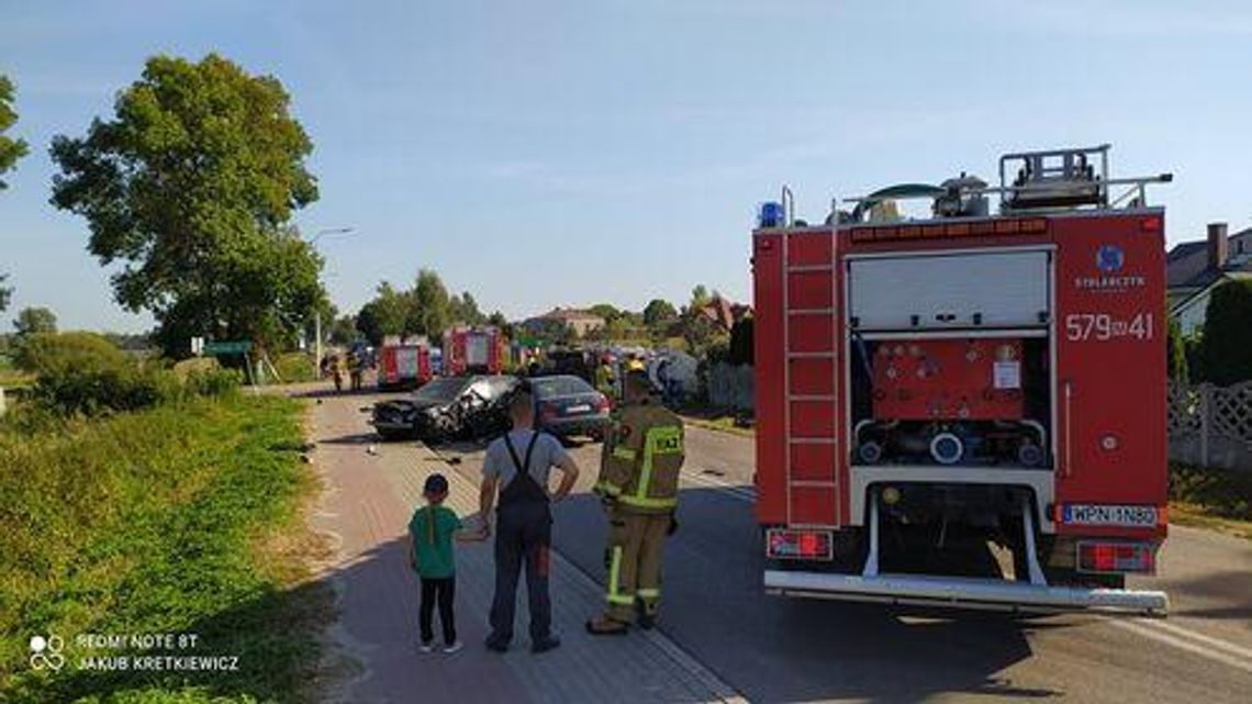 Wypadek trzech aut. Ciężarówka wpadła do rowu