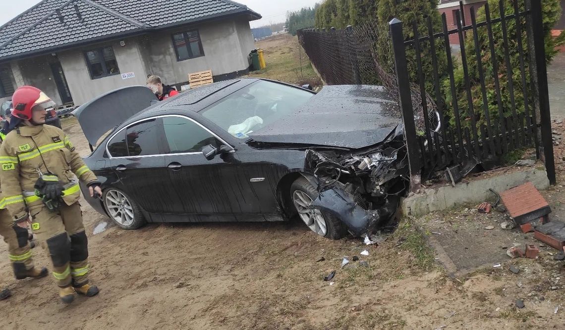 Wypadł z drogi bmw i uderzył w ogrodzenie. Służby wezwał system eCall, który powiadamia o wypadkach prosto z auta