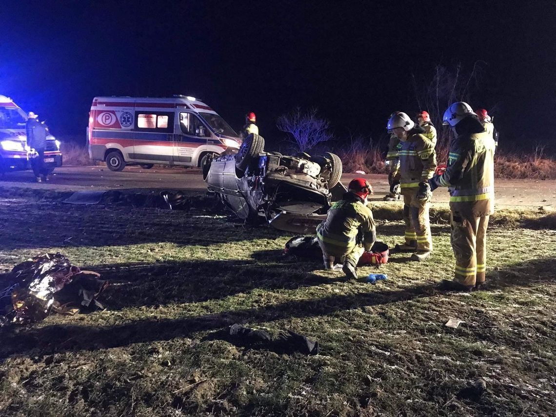 Wypadli z dachującego bmw. Jedna osoba nie żyje, nie wiadomo kto prowadził