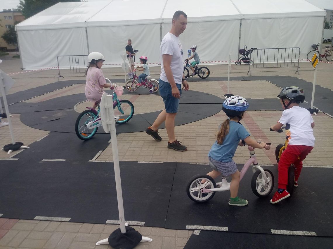 Wyścigi na rowerkach, tor przeszkód i miasteczko ruchu drogowego. Rodzinny piknik na dwóch kółkach w Ciechanowie