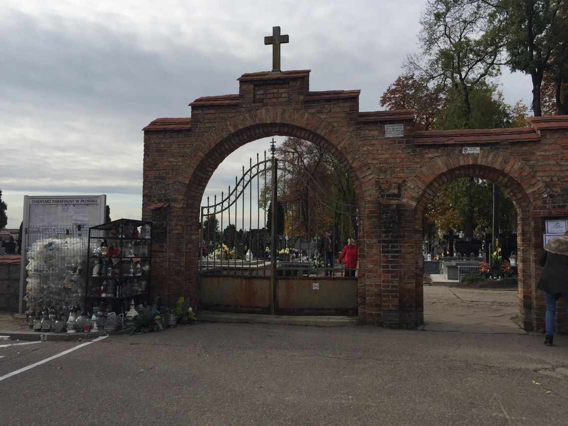 Wzmożony ruch w okolicach cmentarzy. Straż Miejska apeluje o rozłożenie wizyt w czasie.