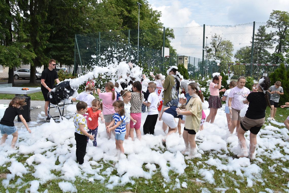 Zabawa pianą i na dmuchańcach czyli Dzień Patrona w Nacpolsku