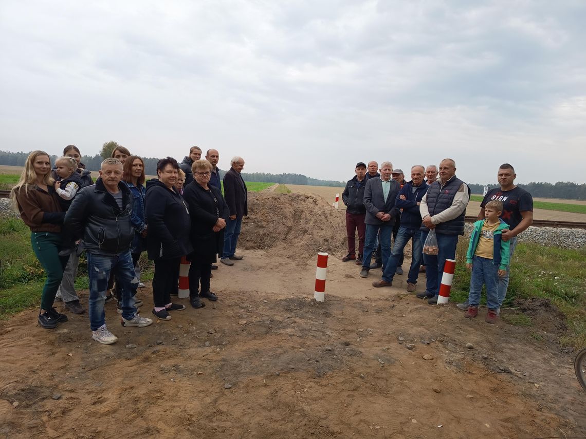 Zapora na przejeździe kolejowym w Krępicy. Mieszkańcy bez informacji o możliwości dojazdu do pola Zapora na przejeździe kolejowym w Krępicy. Mieszkańcy bez informacji o możliwości dojazdu do pola