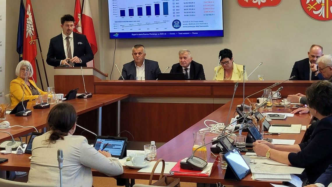 Zarząd powiatu płońskiego z absolutorium i wotum zaufania Zarząd powiatu płońskiego z absolutorium i wotum zaufania