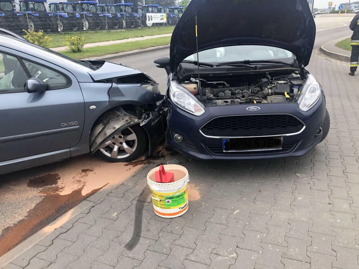 Zderzenie dwóch osobówek. Jedna osoba przewieziona do szpitala