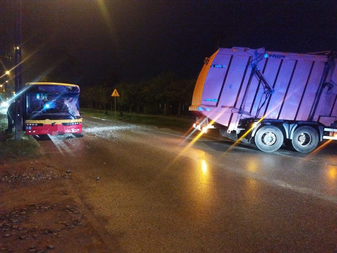 Zderzenie miejskiego autobusu i śmieciarki w Ciechanowie