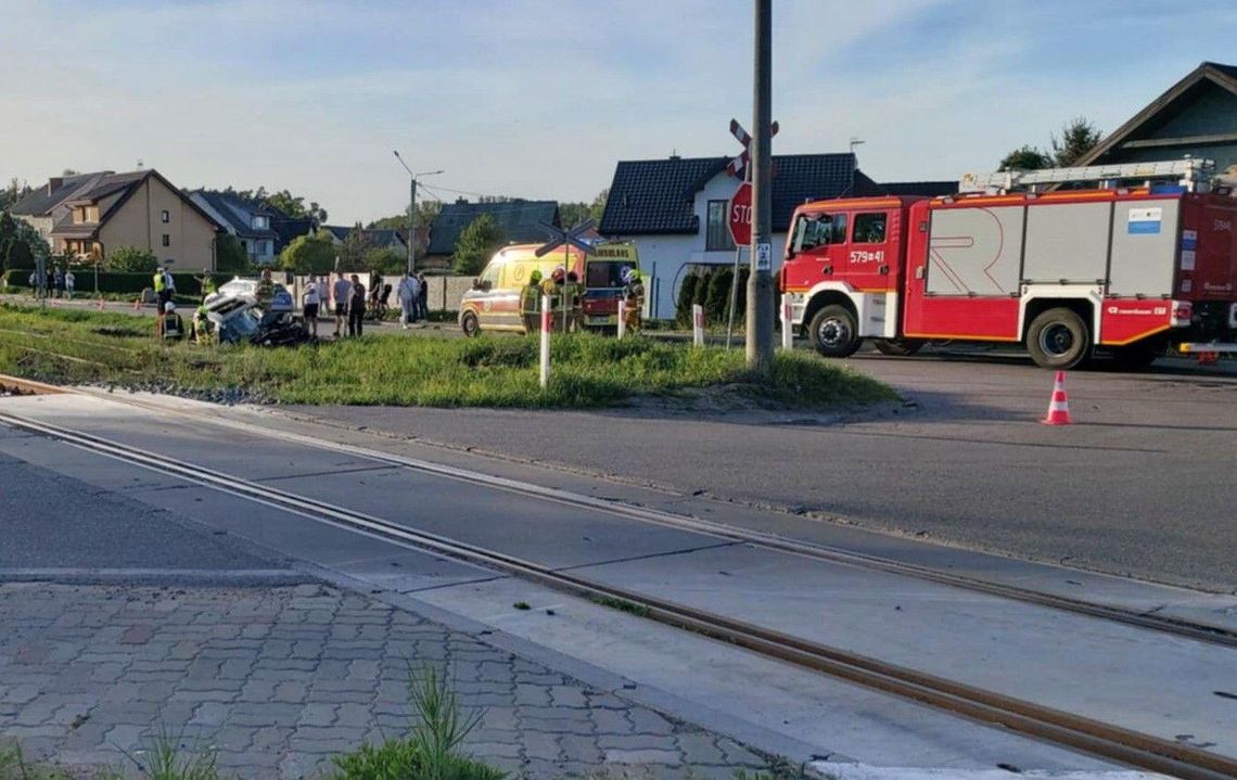 Zderzenie osobówki i szynobusu. Nastolatka trafiła do szpitala