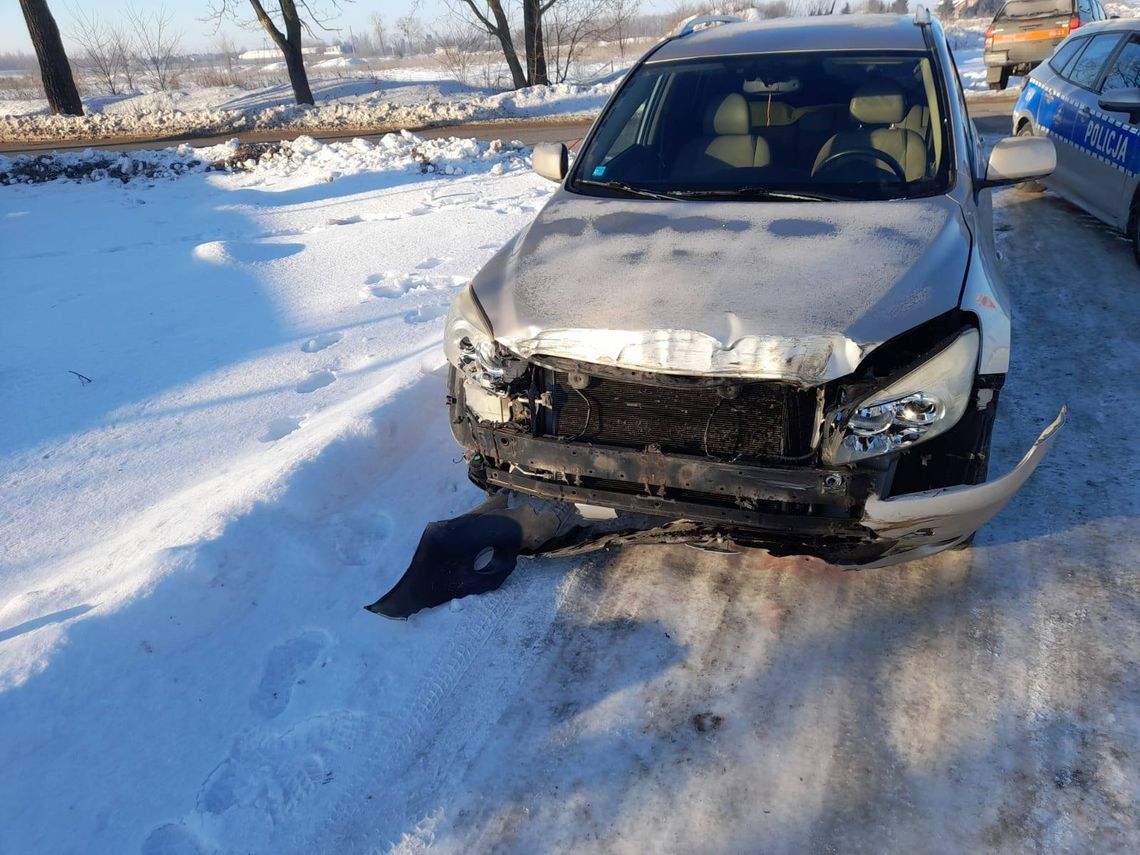 Zderzenie samochodu osobowego z szynobusem na przejeździe kolejowym w Dalanówku