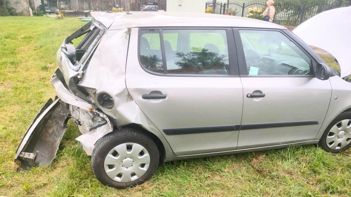 Zderzenie skody z dostawczym renault w Strachowie. Trzy osoby w szpitalu Zderzenie skody z dostawczym renault w Strachowie. Trzy osoby w szpitalu