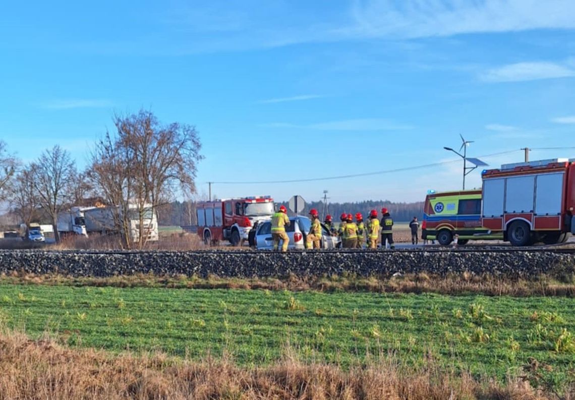 Zderzenie szynobusu i osobówki na przejeździe kolejowym. Kierowca tłumaczył, że oślepiło go słońce