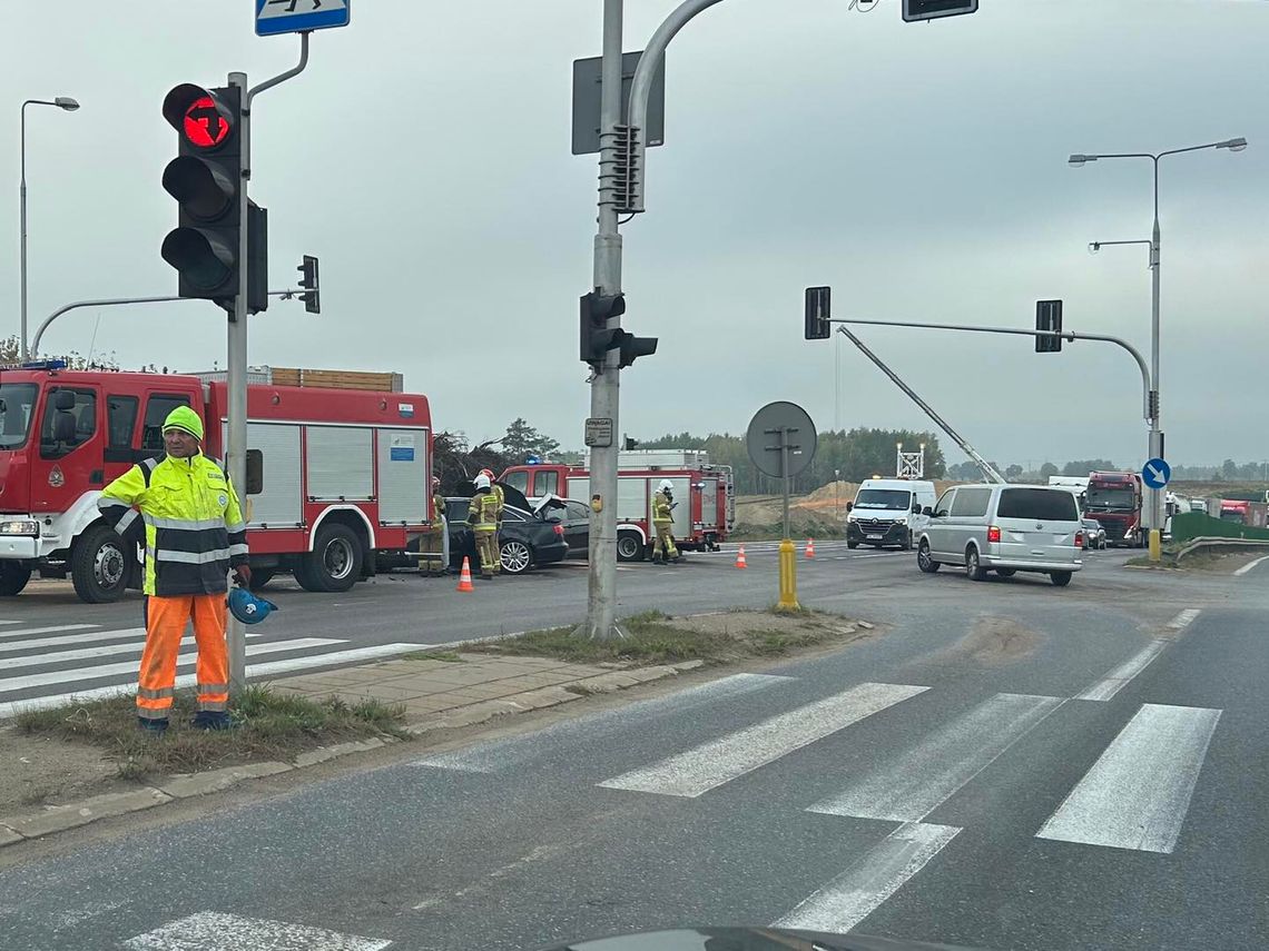 Zderzenie trzech aut na DK7. Jeden z kierowców przewieziony do szpitala