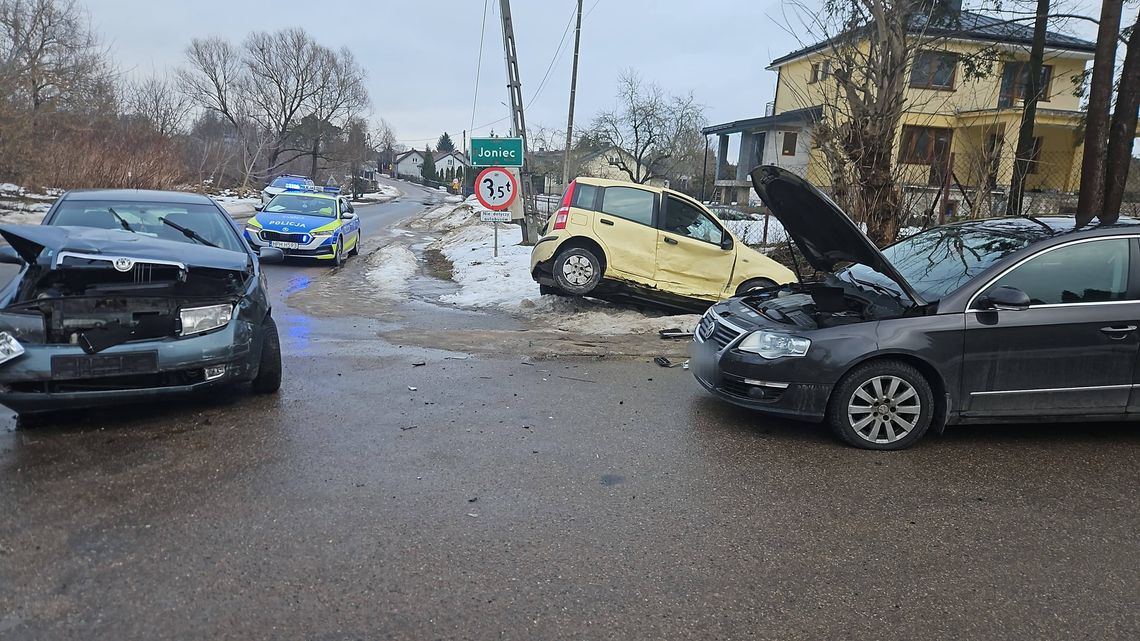 Zderzenie trzech aut w Jońcu. Jedna osoba w szpitalu Zderzenie trzech aut w Jońcu. Jedna osoba w szpitalu
