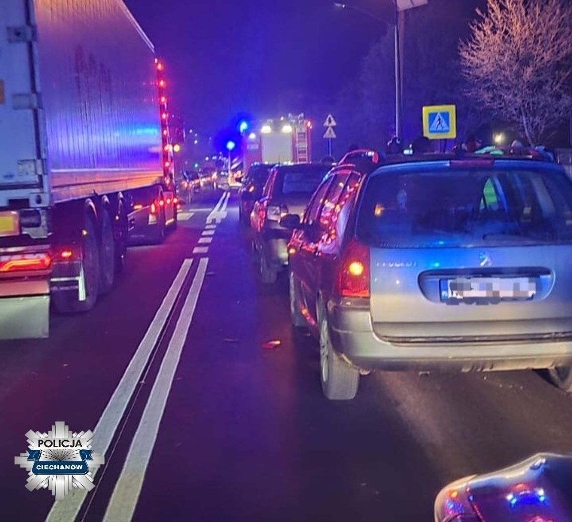 Zderzyły się cztery auta na "sześćdziesiątce" pod Ciechanowem. 24-latka ukarana mandatem