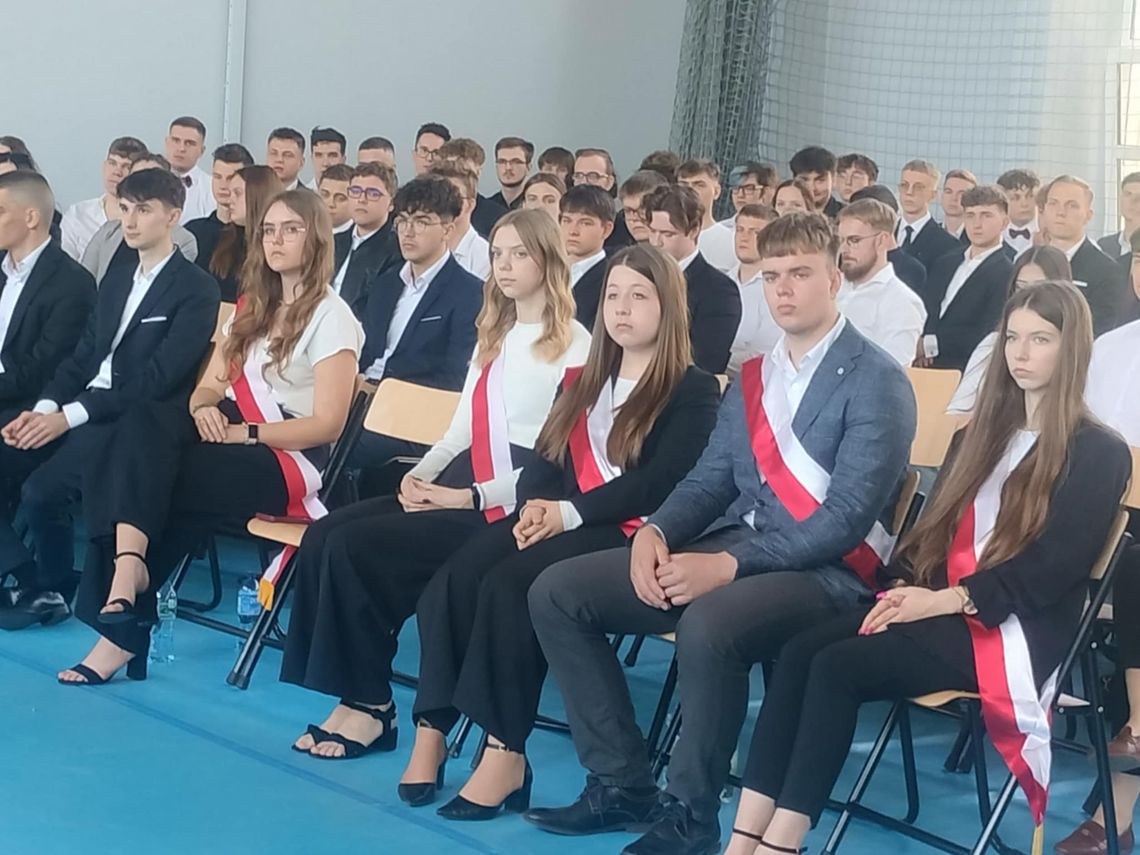 Żegnaj szkoło. Pożegnanie absolwentów na Rutkach Żegnaj szkoło. Pożegnanie absolwentów na Rutkach