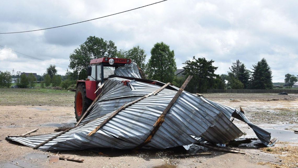 Zerwane dachy, powalone drzewa i zniszczone pojazdy. Nawałnica w gminie Raciąż