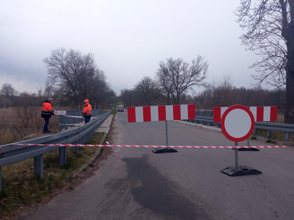 Złodzieje rozkradli most w Obrębie pod Ojrzeniem. Zamknięty jest dla samochodów i pieszych, uszkodzenia są poważne