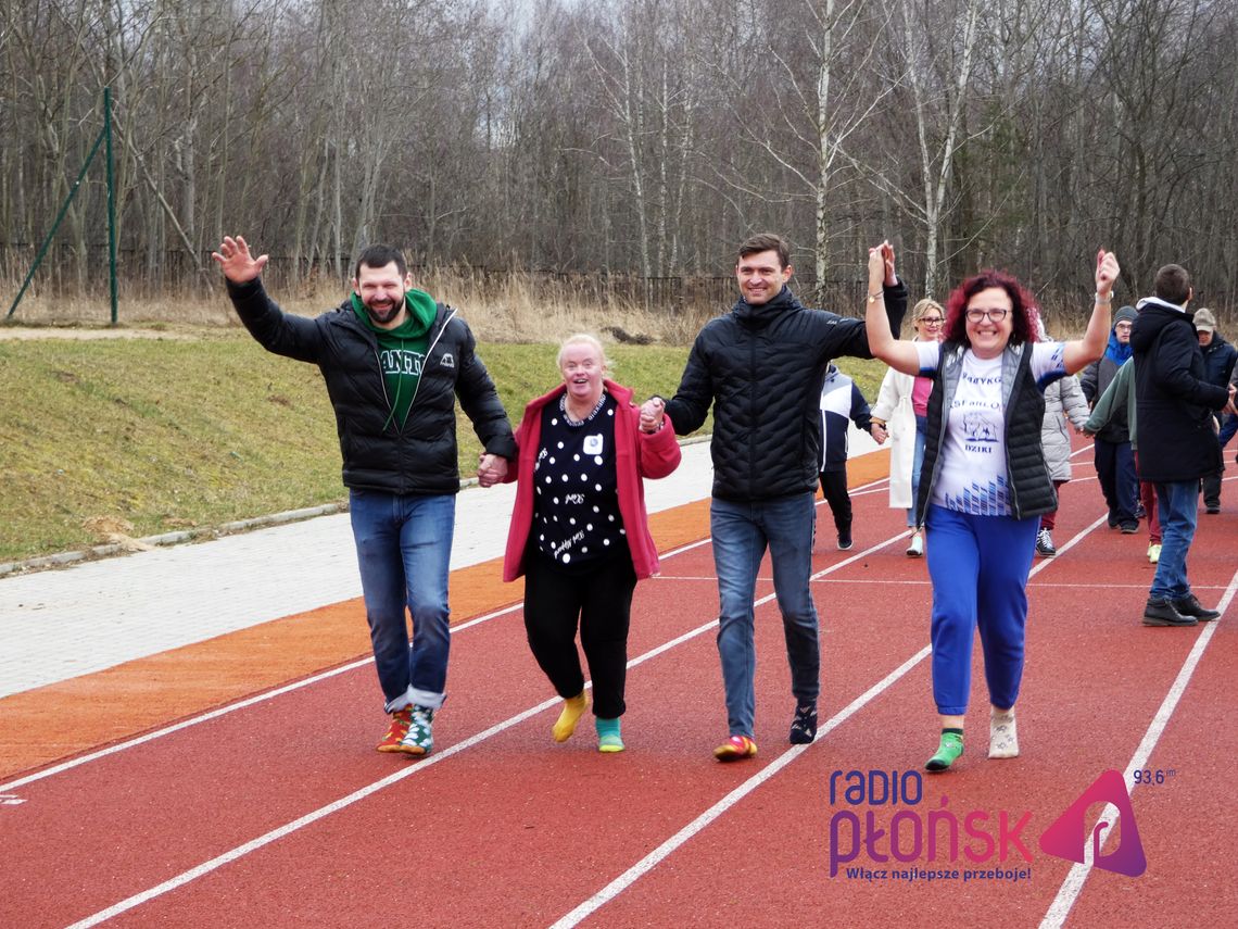 Zlot rodzin dzieci z Zespołem Downa z całego Mazowsza w Ciechanowie. Pobiegli w kolorowych skarpetach (fotorelacja)