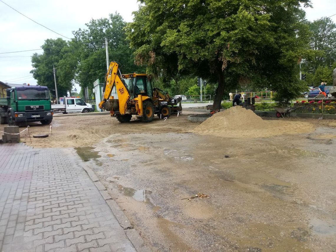 Zmienia się przestrzeń przed wejściem do urzędu