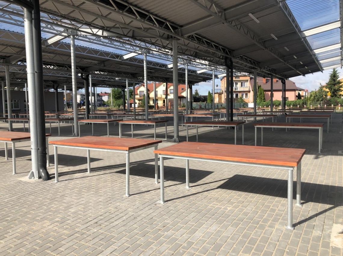 Zmodernizowane targowisko już dawno otwarte, ale handlujących na nim nie spotkamy. Dlaczego? Zmodernizowane targowisko już dawno otwarte, ale handlujących na nim nie spotkamy. Dlaczego?