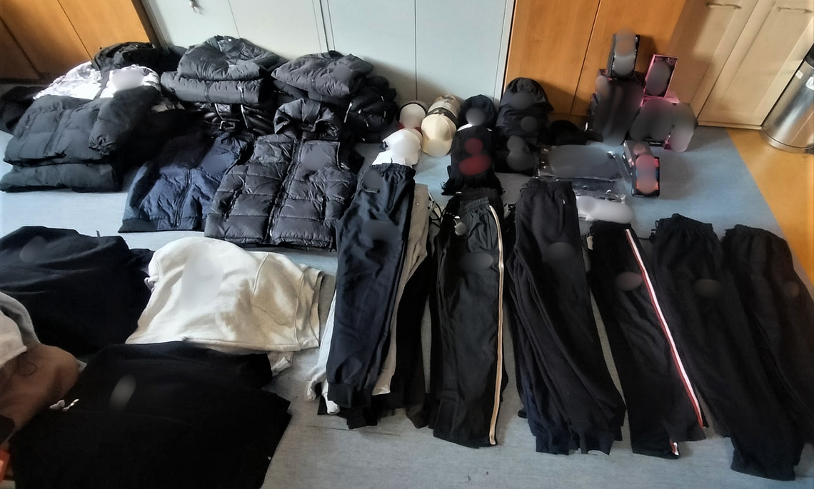Znane marki, nieoryginalny towar. Płońscy policjanci ujawnili podróbki na targowisku Znane marki, nieoryginalny towar. Płońscy policjanci ujawnili podróbki na targowisku
