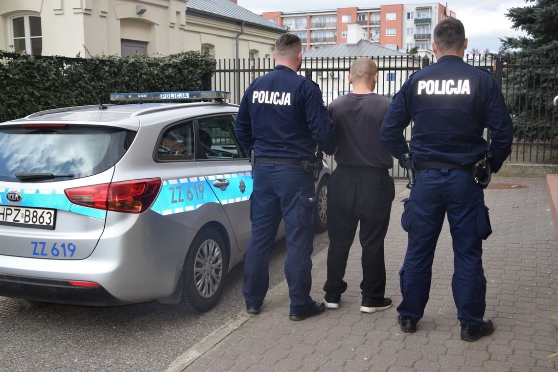 Znęcał się nad ojcem, demolował mieszkanie. Dostało się też policjantowi