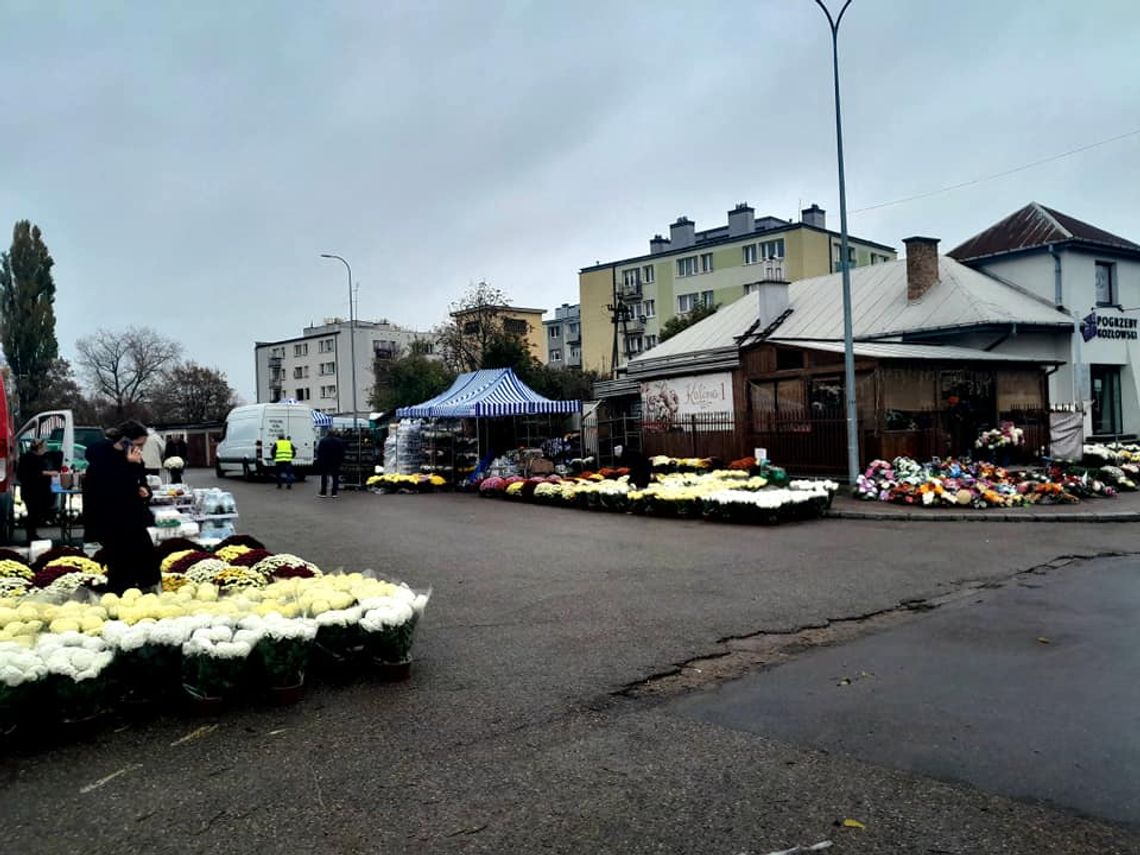 Znicze, chryzantemy, wrzosy i wiązanki. Przed nami Wszystkich Świętych