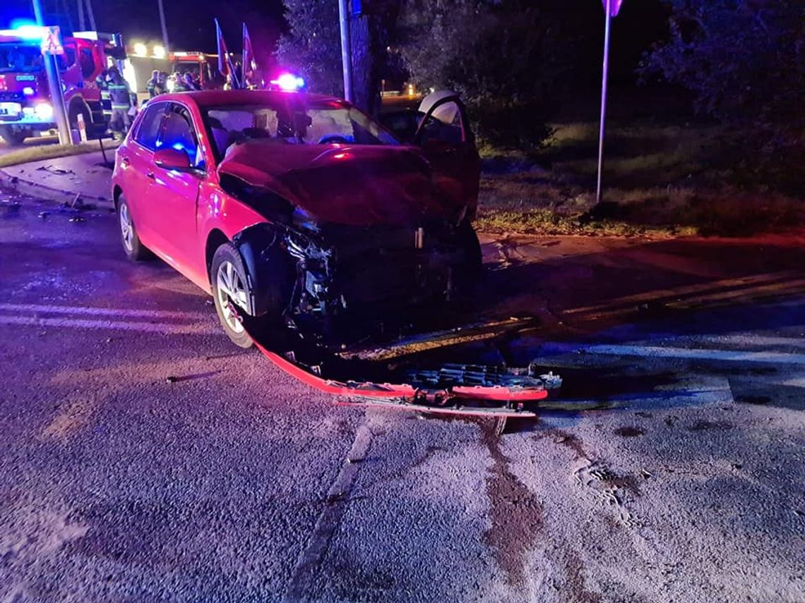 Znów Dzierzążnia. Opel i VW zderzyły się na skrzyżowaniu 