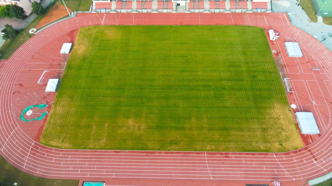 Żółte pasy na murawie nowego stadionu w Płońsku. MCSiR wyjaśnia Żółte pasy na murawie nowego stadionu w Płońsku. MCSiR wyjaśnia