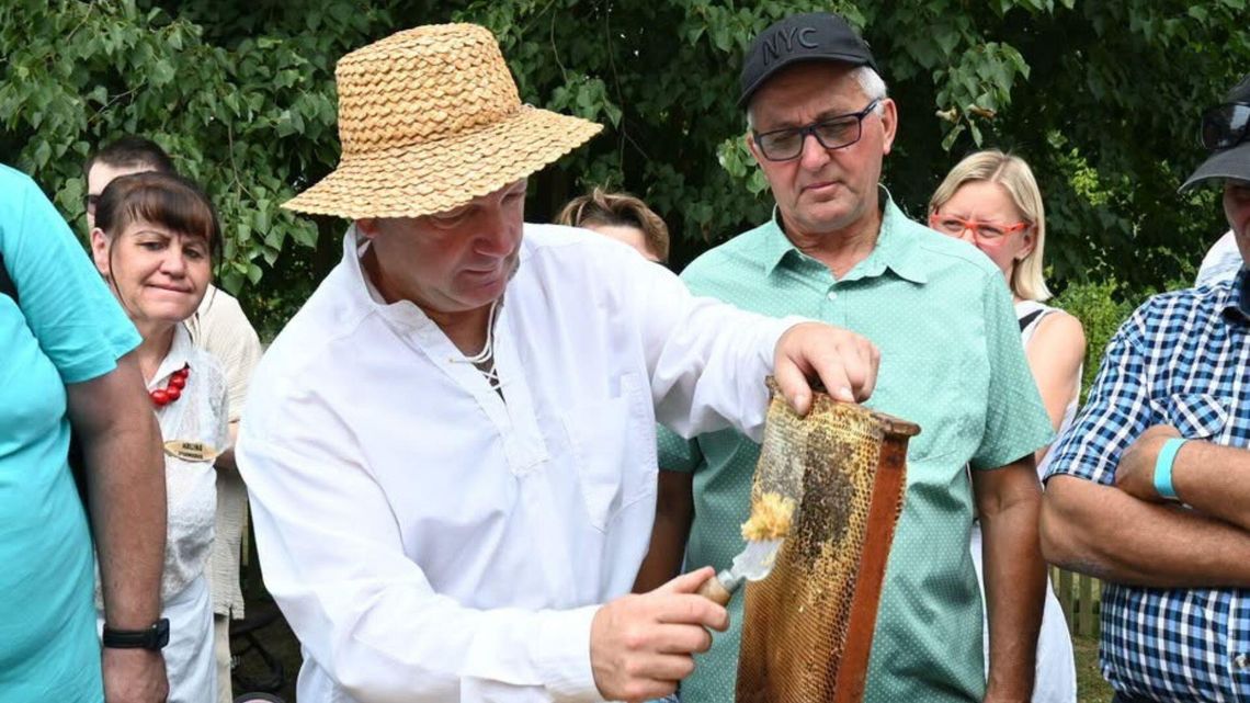 Miodobranie w skansenie. Sierpc zaprasza na słodkie święto Miodobranie w skansenie. Sierpc zaprasza na słodkie święto