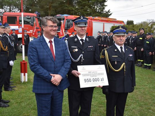 Przekazanie samochodu i promesy dla jednostek OSP