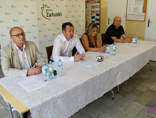 Podpisanie umowy na budowę boiska w Karolinowie w gminie Załuski