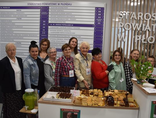 Charytatywny kiermasz ciast w budynku Starostwa Powiatowego w Płońsku